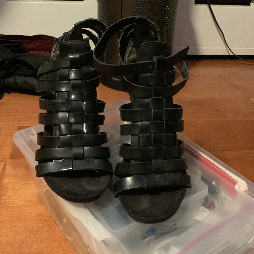 Nine West sandals  in black,used but it’s in Excellent condition